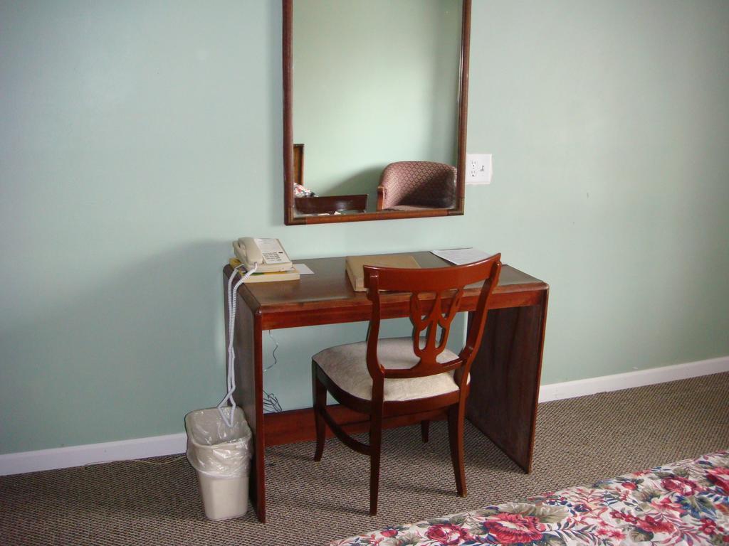 Westwoods Inn & Suites Woodhaven 外观 照片