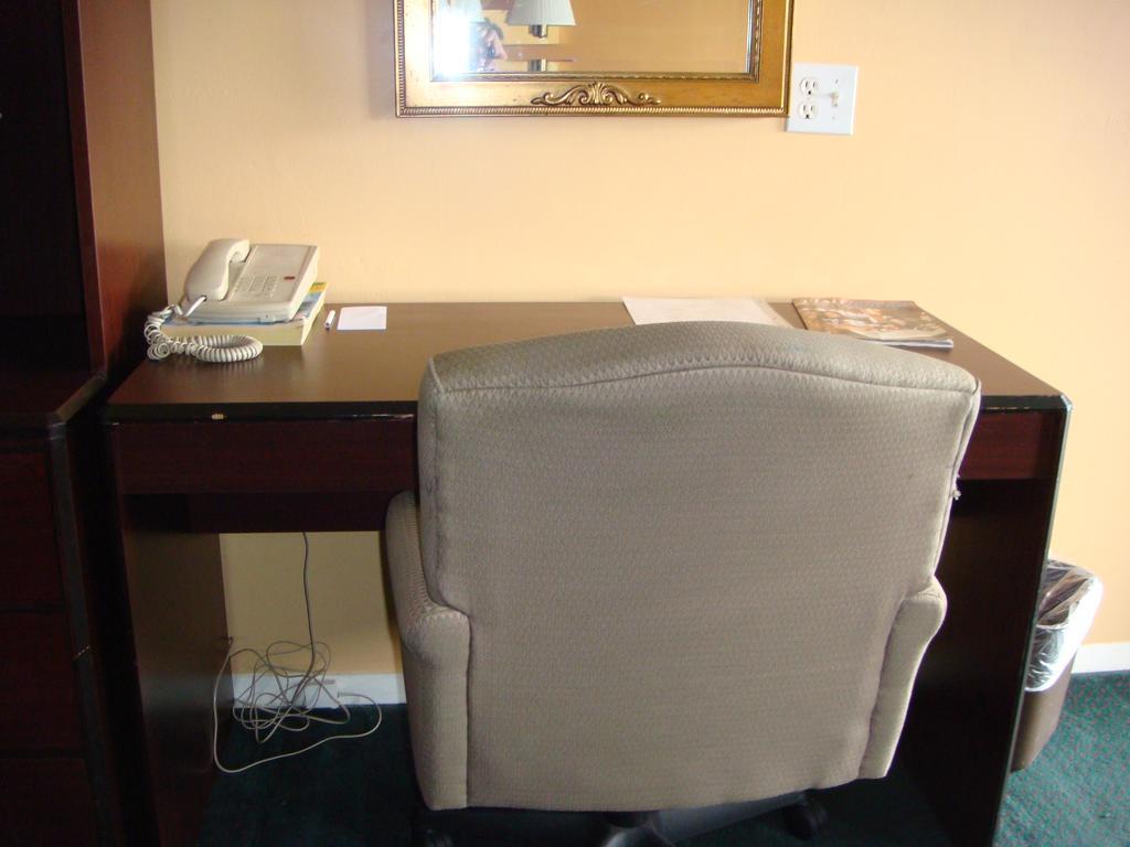 Westwoods Inn & Suites Woodhaven 外观 照片