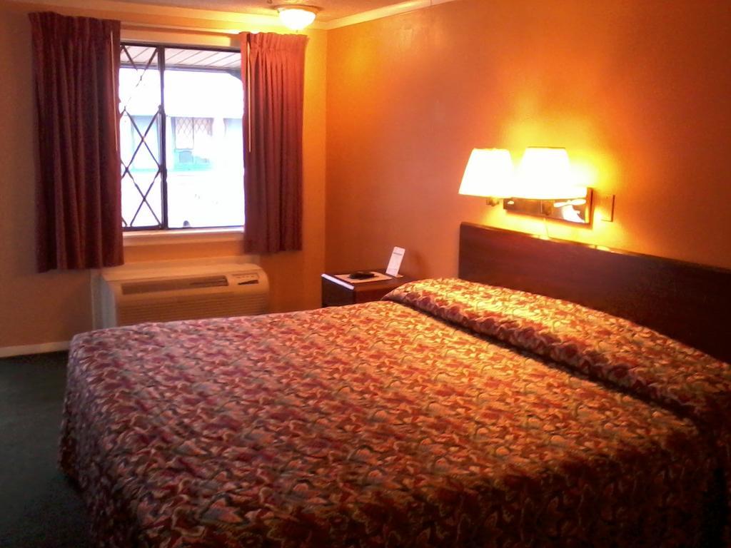 Westwoods Inn & Suites Woodhaven 外观 照片