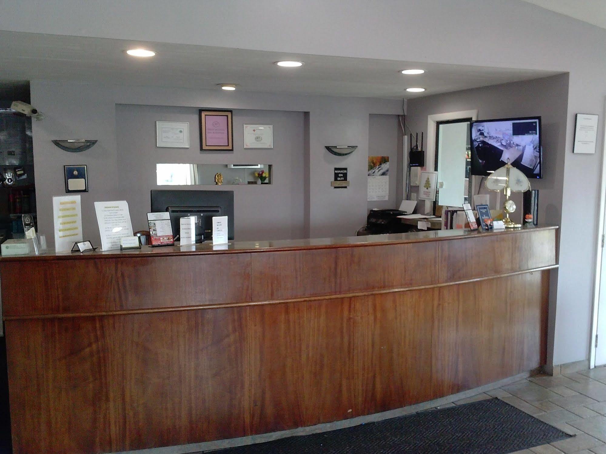 Westwoods Inn & Suites Woodhaven 外观 照片