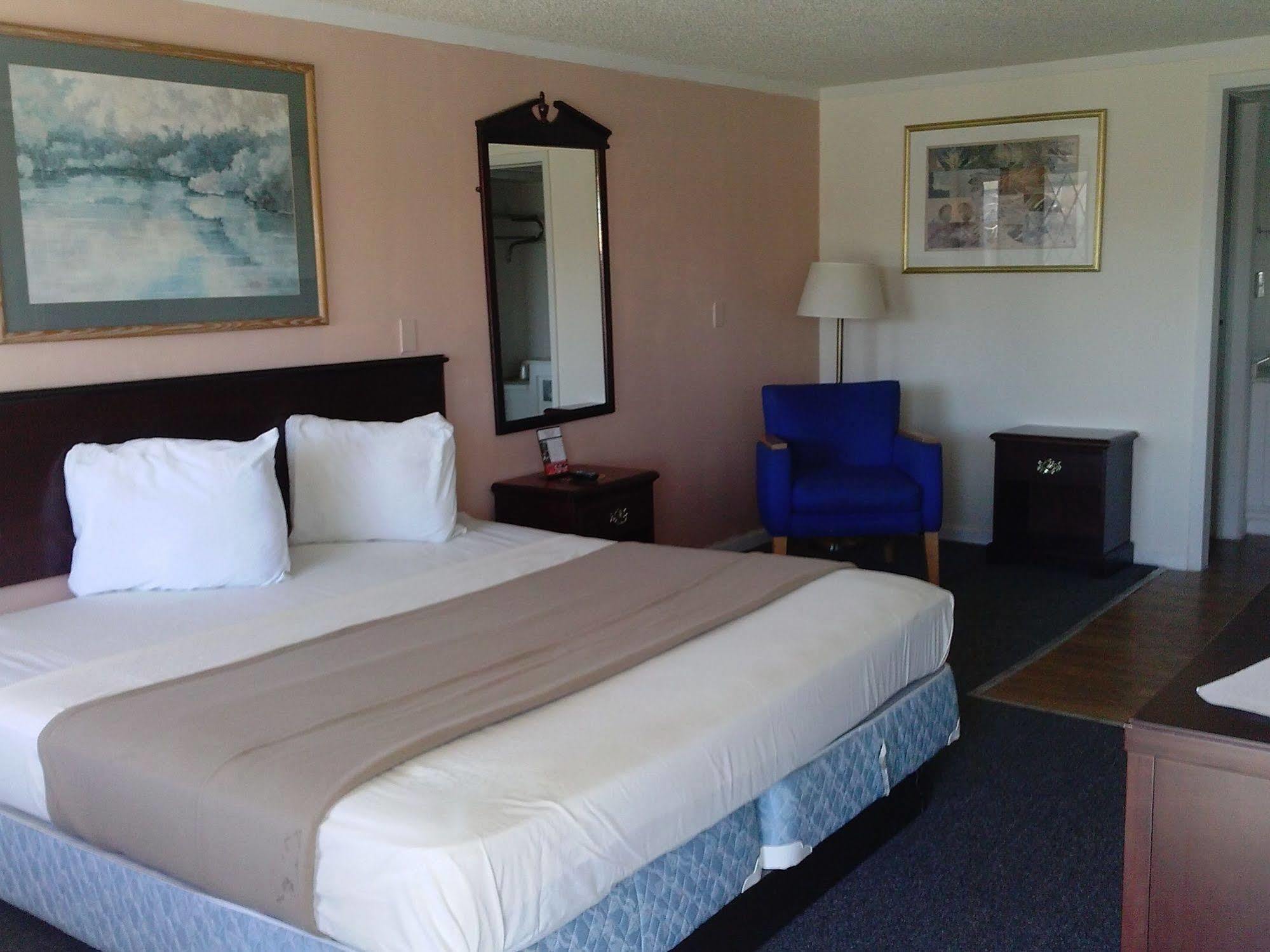 Westwoods Inn & Suites Woodhaven 外观 照片